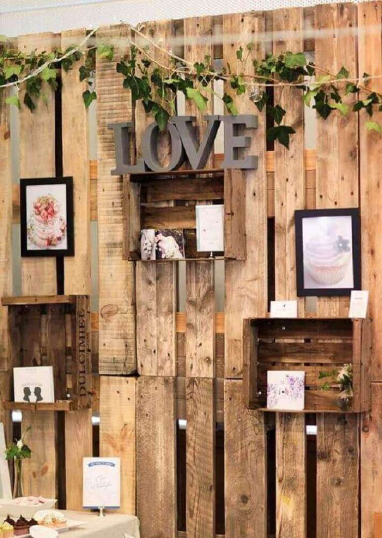 16. Decoração com painel de pallet – Foto: Home Decoo