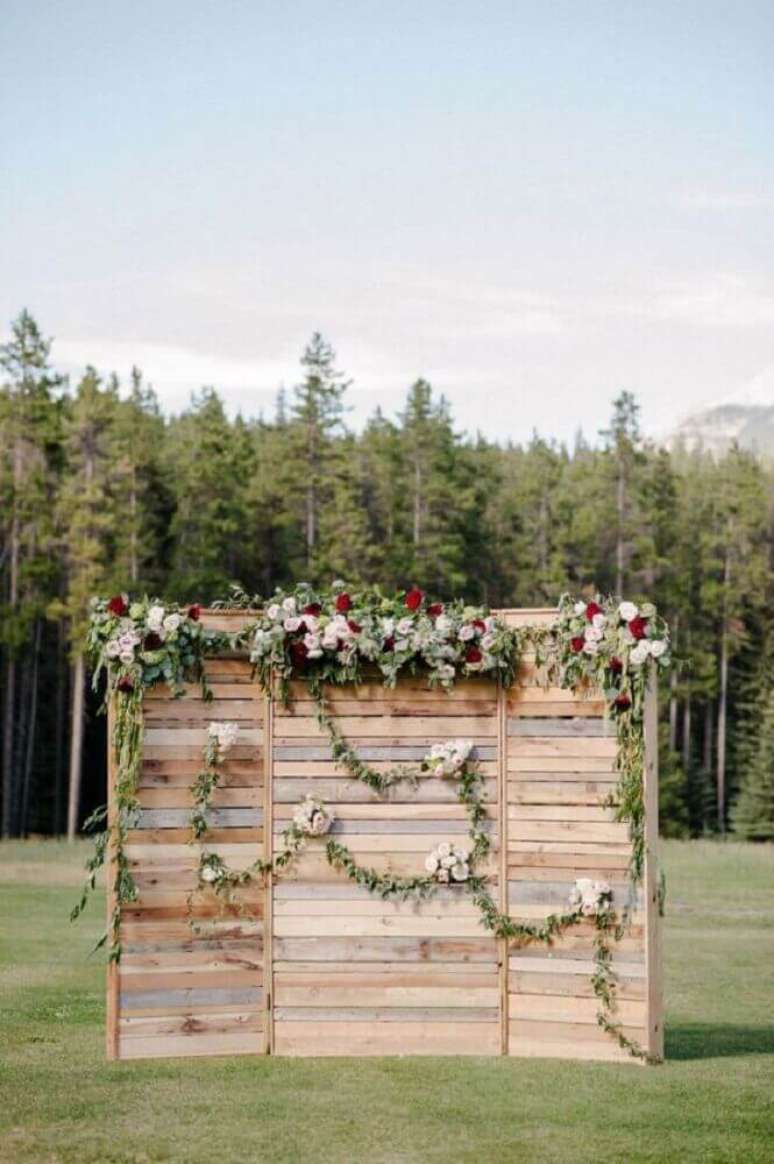 9. Painel de pallet decorado com flores para cerimônia de casamento – Foto: The Bohemian Wedding