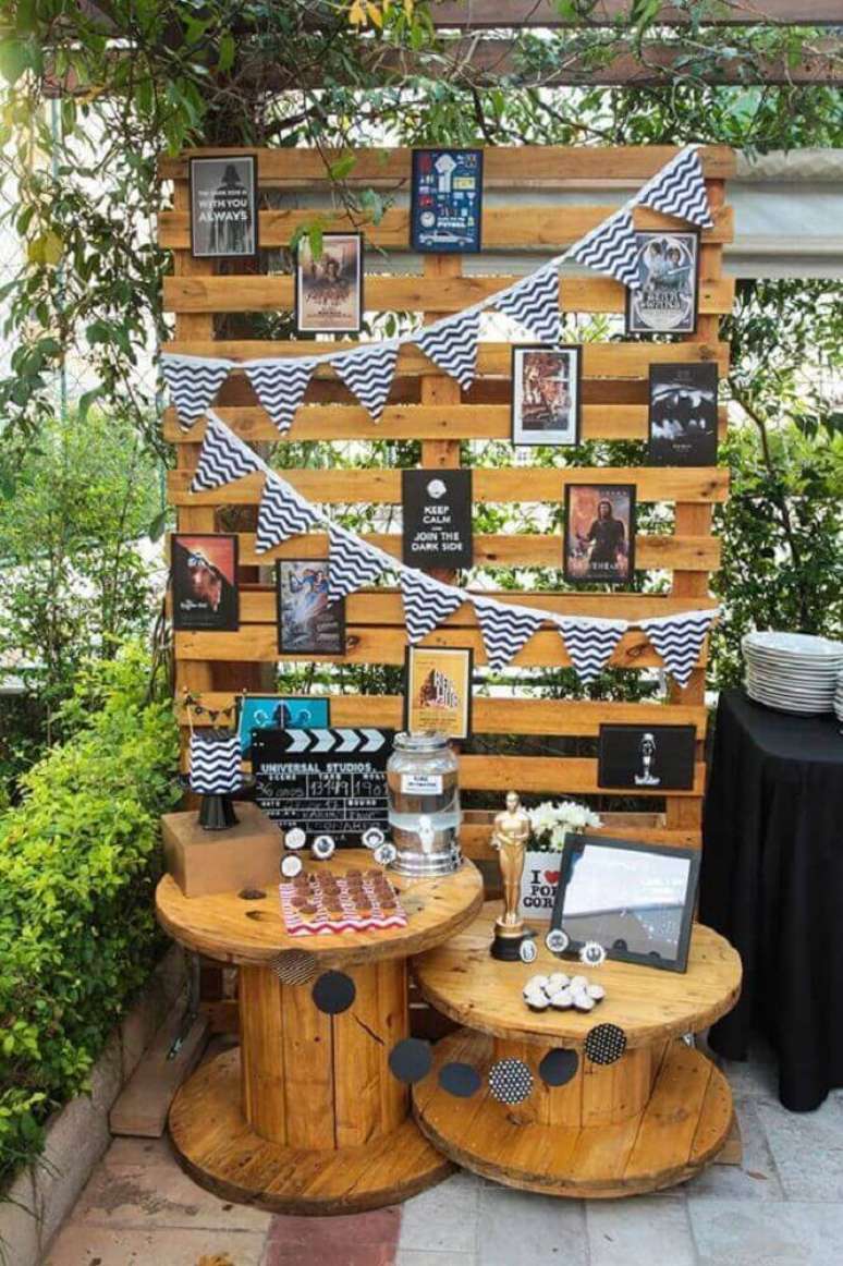 19. Decoração de festa com tema Star Wars feito com painel de pallet para festa – Foto: Pinterest