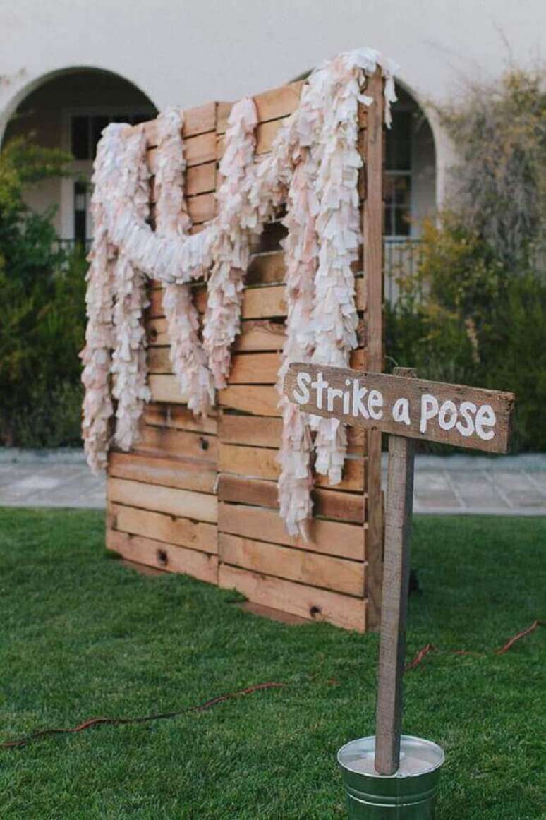 24. Modelo de altar feito com painel de pallet para cerimônia de casamento – Foto: Girl Yard