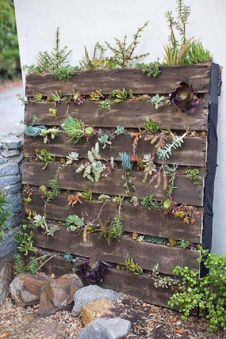 30. Ideia de decoração rústica para jardim com painel de paletes – Foto: Pinterest