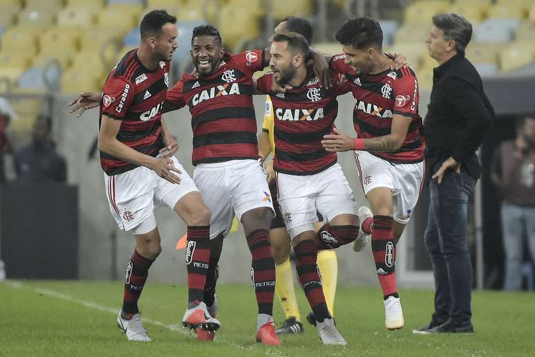 Jogadores do Flamengo comemoram o gol de Everton Ribeiro