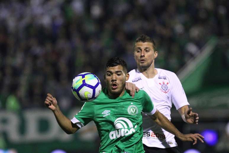 Henrique disputa a bola com Bruno Silva, da Chapecoense