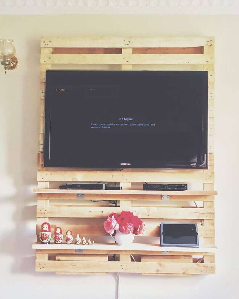 4. Para uma decoração rústica, procure escolher um painel para TV de pallet com a madeira sem ou com muito pouco tratamento, para ficar o mais natural e rústico possível – Foto: Pinterest