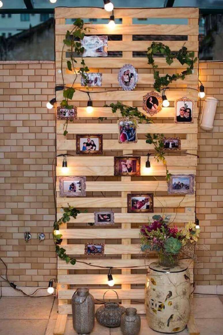 40. Mural de fotos feito com painel de pallet – Foto: Home Decoo