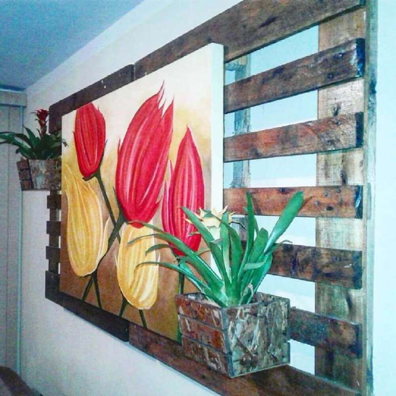 46. O painel de pallet também pode ser usado como apoio para quadros – Foto: Carlos Verrengia