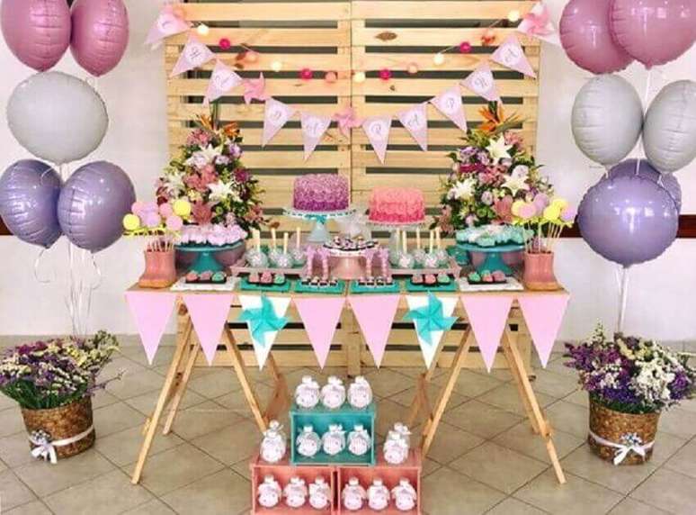 47. Modelo de festa infantil decorada com painel de pallets – Foto: Pinterest