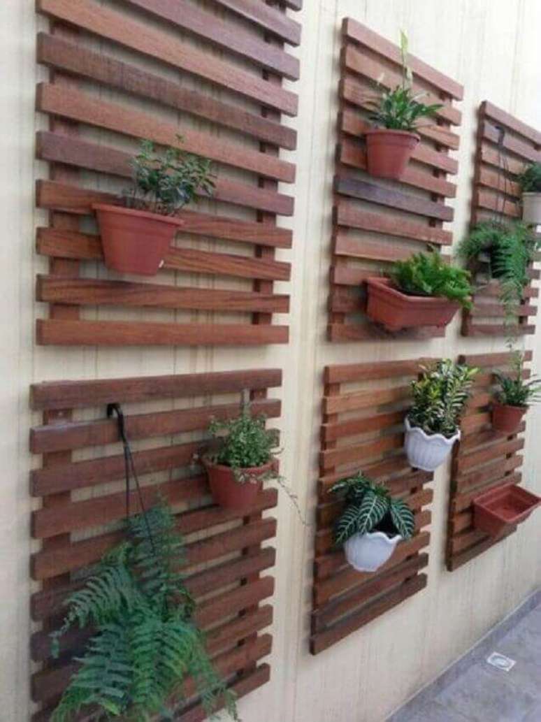 51. Decoração simples com painel de paletes para jardim vertical – Foto: Pinterest