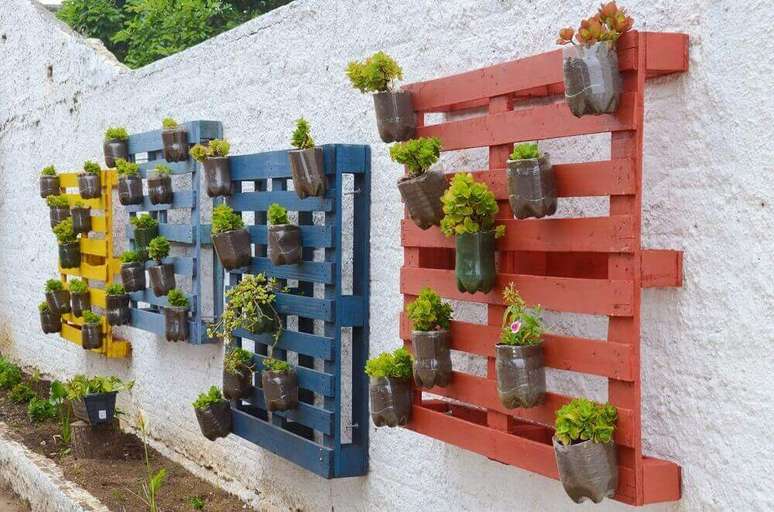 52. Quer deixar o seu jardim vertical feito com pallets mais divertido? Basta pintar o painel de pallet &ndash; Foto: Velvet &lsquo;n&rsquo; Leather