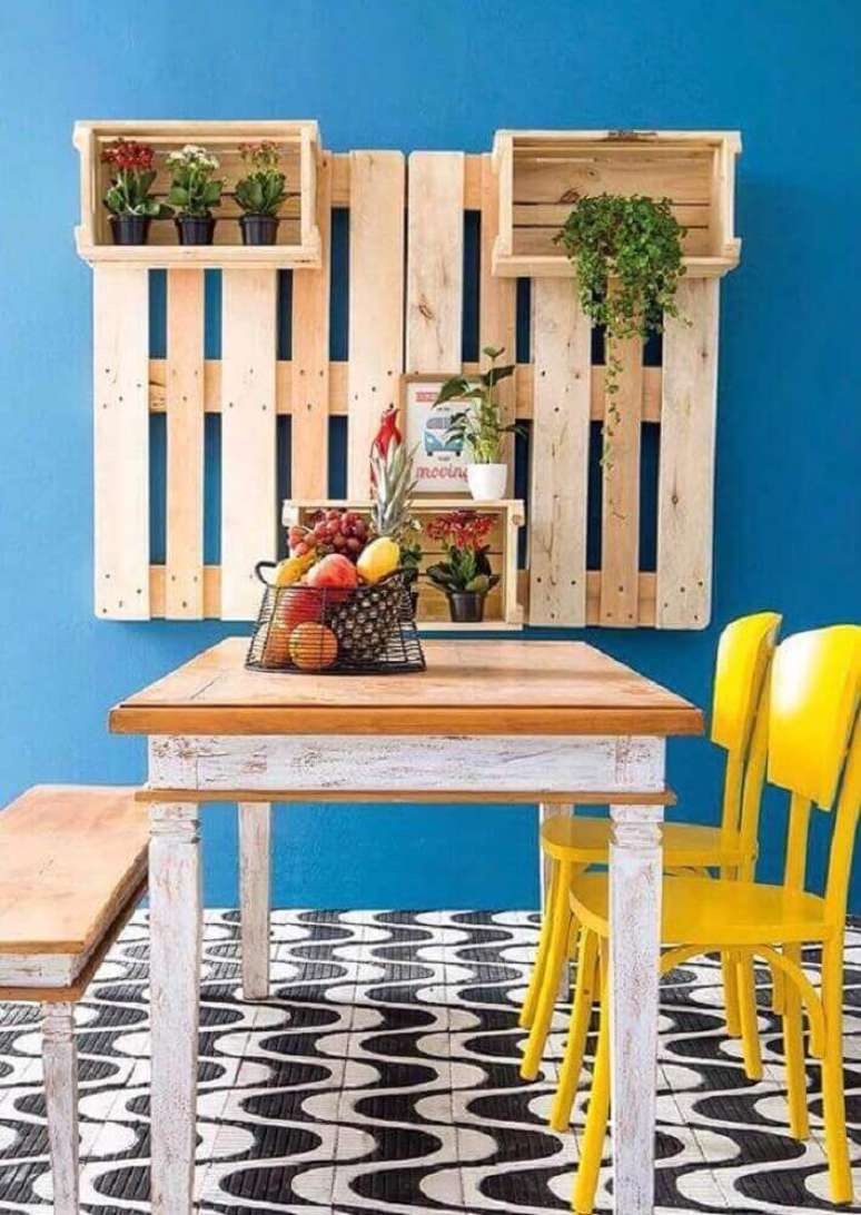 58. Decoração com painel de pallet e parede azul – Foto: Home Decoo