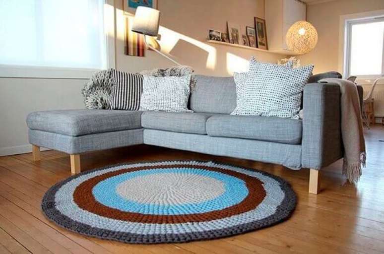 4- Sala de estar pequena com tapete em crochê. Foto: Revista Viva Decora