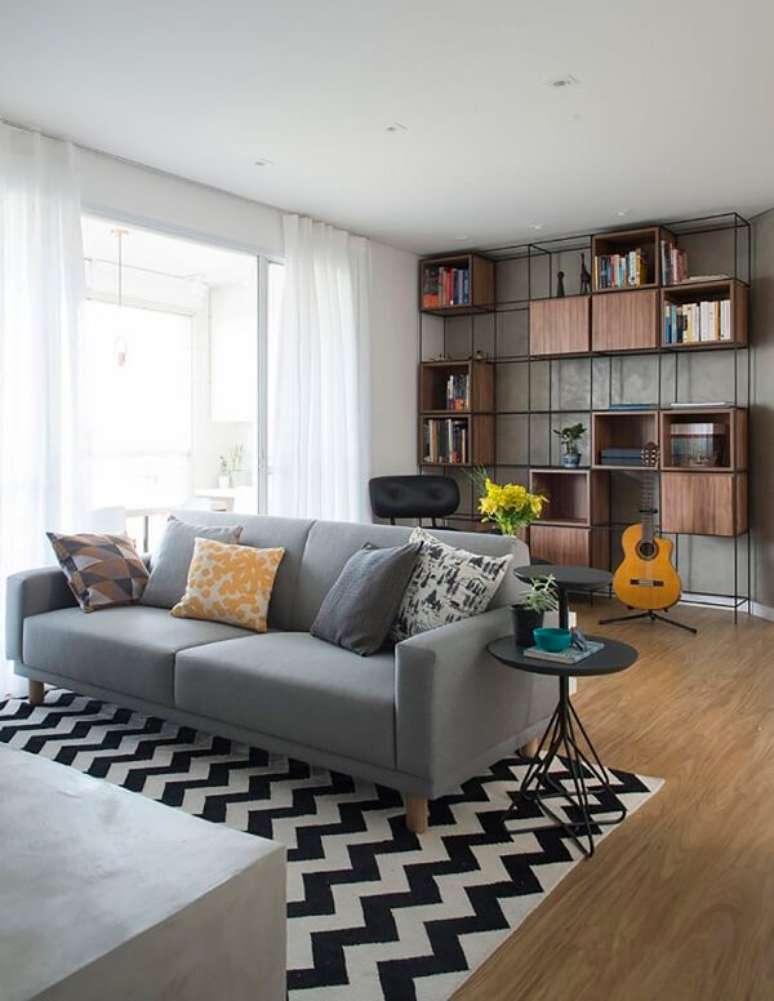 9- Tapete de chevron e rack azul na sala. Projeto: SP Studio