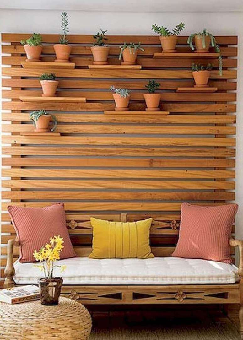 60. Varanda decorada com painel de pallet e vasinhos de cerâmica – Foto: Pinterest