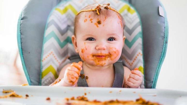 Se forçada a 'limpar o prato' pelos pais, criança pode aos poucos deixar de se orientar por seu apetite e pela sensação de fome e ser estimulado o comer excessivamente