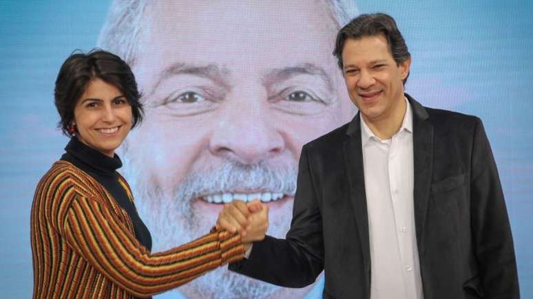 O ex-presidente Lula teve seu pedido para enviar uma mensagem ao debate da RedeTV! recusado pelo TSE - no encontro passado, Manuela D'Ávila (esq.) e Haddad (dir.) fizeram 'debate paralelo'.