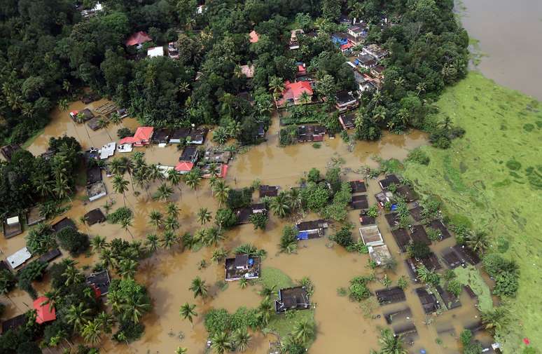 Vista área de localidade parcialmente alagada por enchentes em Kerala, na Índia