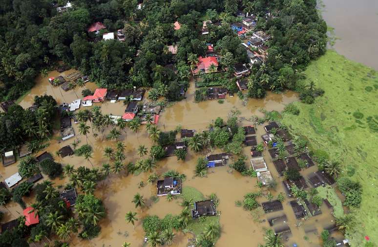 Vista &aacute;rea de localidade parcialmente alagada por enchentes em Kerala, na &Iacute;ndia