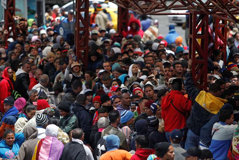 Migrantes venezuelanos esperam para registrar saída da Colômbia para entrar no Equador 09/08/2018 REUTERS/Daniel Tapia