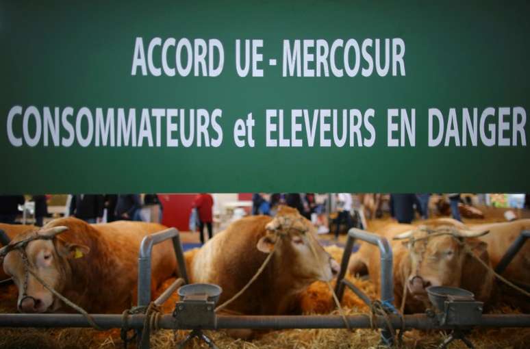 Cartaz em protesto contra acordo entre a União Europeia e o Mercosul é exibido durante o agrishow internacional de Paris.24/02/ 2018.   REUTERS/Stephane Mahe 