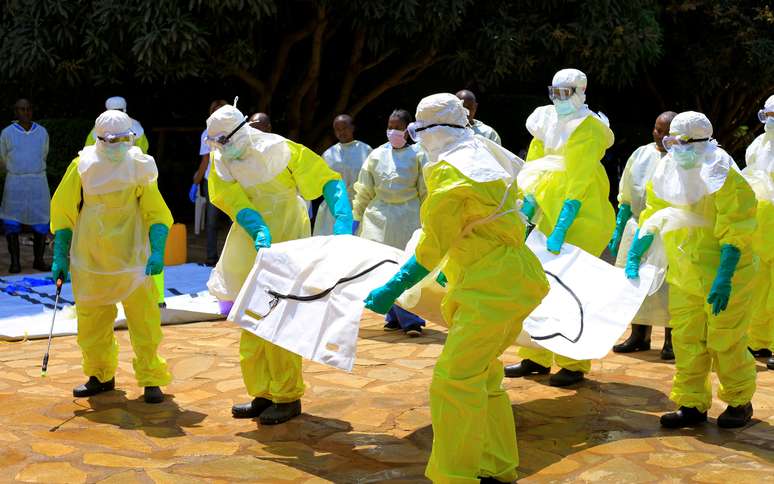 Agentes de saúde do Congo e da OMS com roupas especiais durante treinamento para lidar com o vírus Ebola perto da cidade de Beni 11/08/2018 REUTERS/Samuel Mambo
