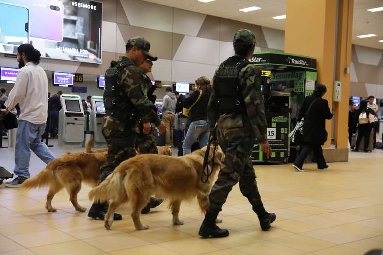 Policiais patrulham com cães perto de portões da companhia aérea Latam no aeroporto Jorge Chávez, em Callao, no Peru
16/08/2018 REUTERS/Mariana Bazo