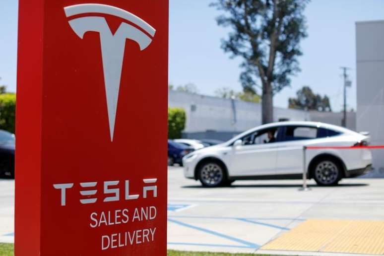 Logo da Tesla em centro de vendas de Costa Mesa, Estados Unidos
28/06/2018 
REUTERS/Mike Blake