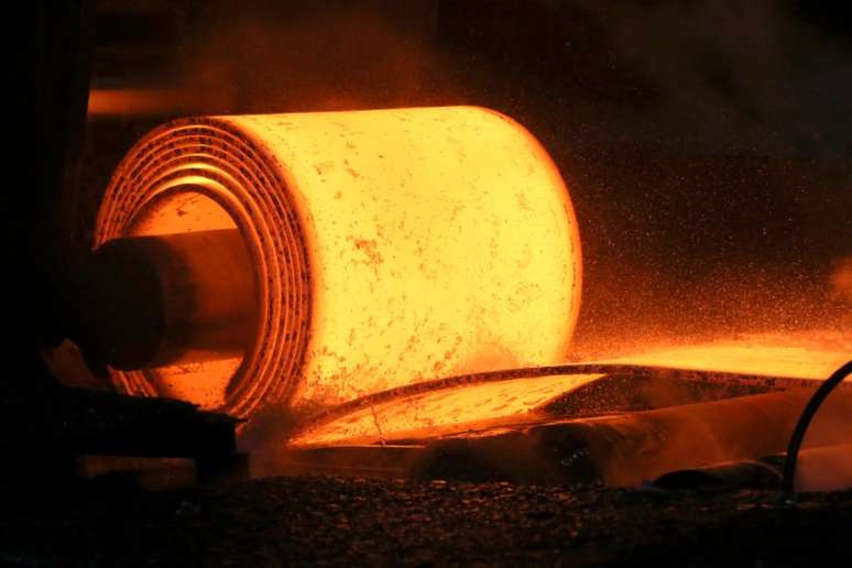 Bobina de aço é desenrolada em siderúrgica 
09/03/2018 
REUTERS/Aaron Josefczyk