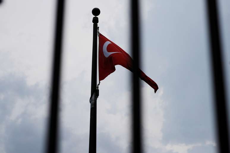 Bandeira da Turquia na embaixada do país em Washington
06/08/2018 REUTERS/Brian Snyder