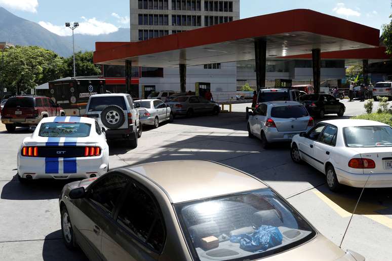 Motoristas fazem fila em posto de gasolina em Caracas
17/08/2018 REUTERS/Marco Bello