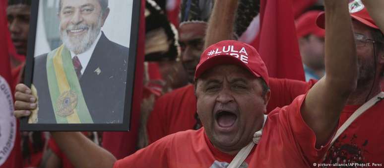 Justiça vem impedindo que Lula, preso desde abril, participe de debates e fale com a imprensa. Procuradores acusam petista de transformar cela em "comitê de campanha”.