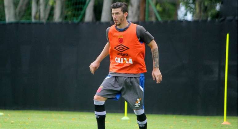 Luiz Gustavo se coloca a disposição de Valdir para atuar tanto de zagueiro, como de lateral (Paulo Fernandes/Vasco)