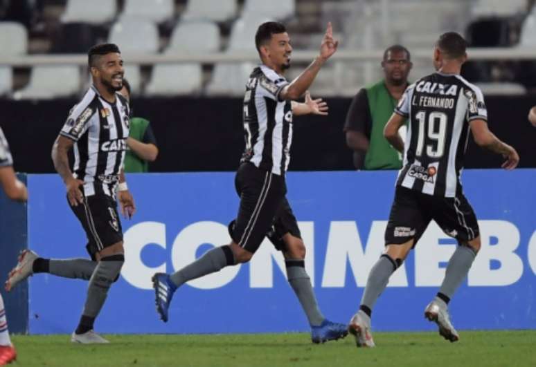 O gol de Rodrigo Lindoso abriu o placar, na noite desta quinta-feira, no Estádio Nilton Santos (AFP)