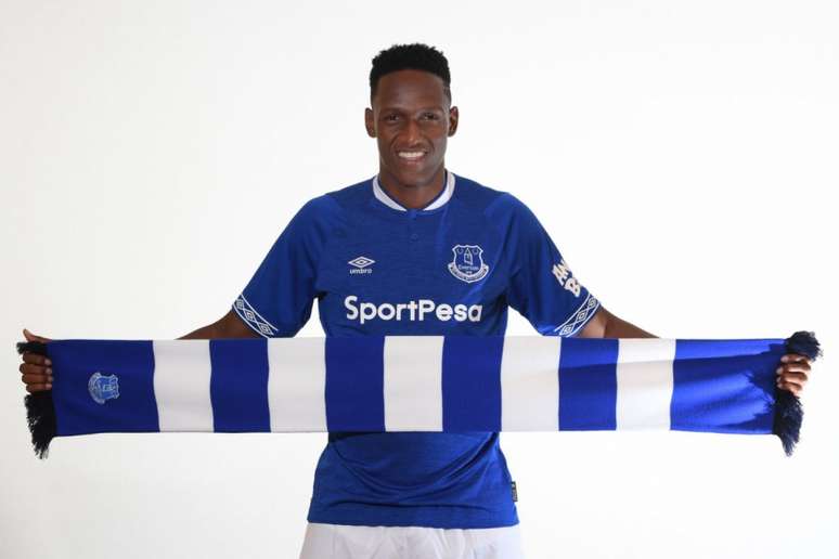 Problema no pé atrasa estreia de Mina pelo Everton no Inglês (Foto: Reprodução / Twitter)