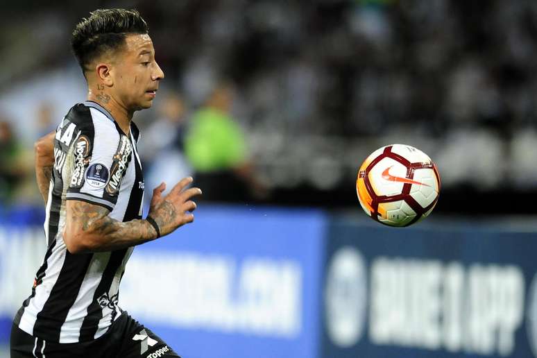 Léo Valencia ampliou para o time carioca nos minutos finais