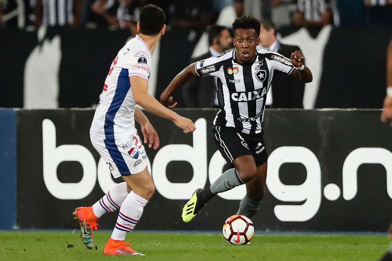 Moisés domina a bola pelo Botafogo