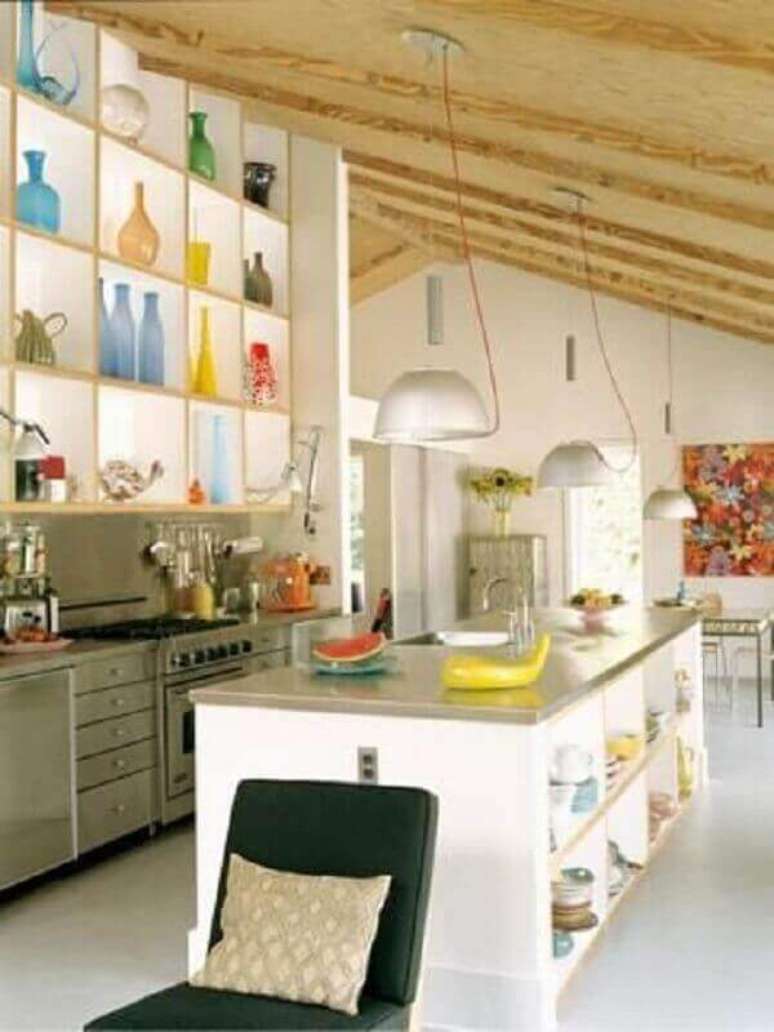 5. Em cozinhas mais espaçosas, é possível mesclar tanto nichos organizadores quanto nichos decorativos para cozinha.