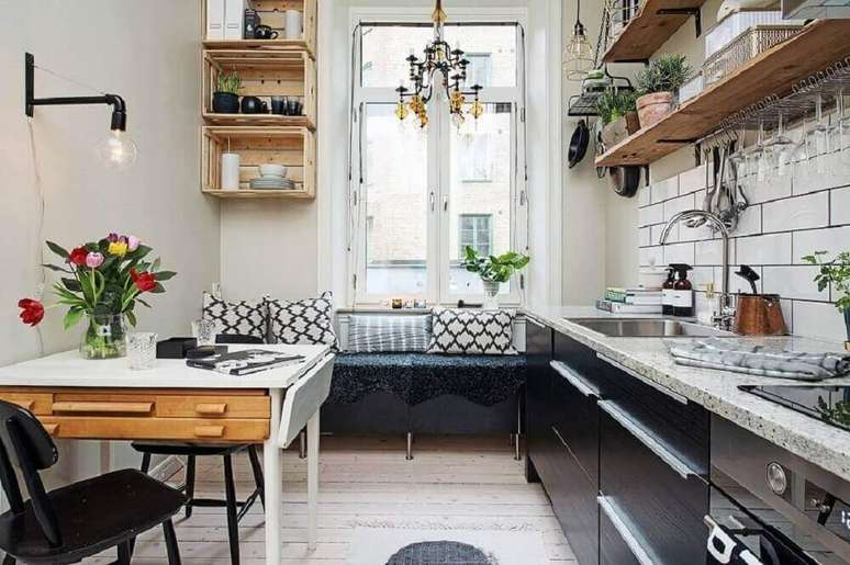 55. Os nichos para cozinha podem ser feitos com caixotes de feira, eles ficam super charmoso em uma decora&ccedil;&atilde;o r&uacute;stica, ou tamb&eacute;m podem ser pintados para uma decora&ccedil;&atilde;o mais moderna e divertida.