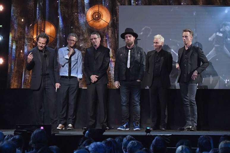 Eddie Vedder, Dave Krusen, Stone Gossard, Jeff Ament, Mike McCready e Matt Cameron, do Pearl Jam, no palco para a 3ª Cerimônia Anual Hall da Fama em 2017 