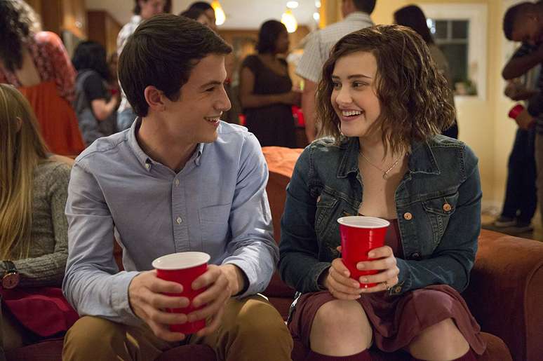 Elenco de &#039;13 Reasons Why&#039; consegue aumento salarial e produção da série será retomada