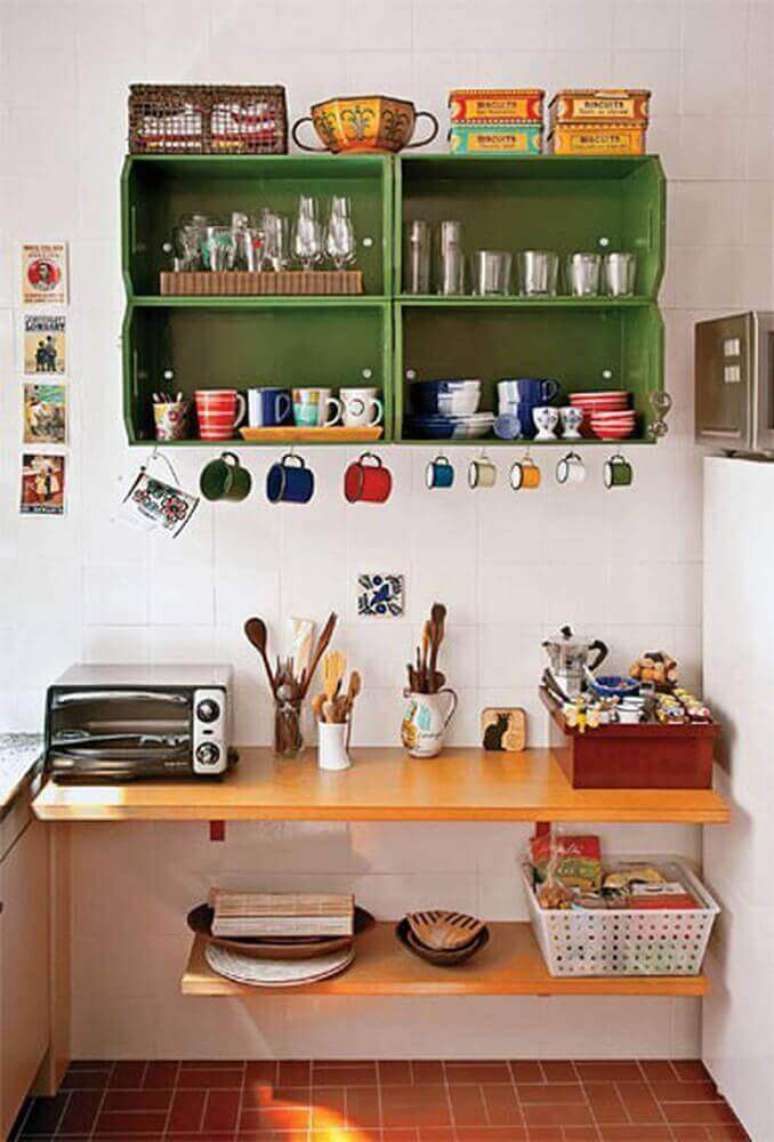 64. Nichos para cozinha feitos com caixotes de madeira pintados de verde
