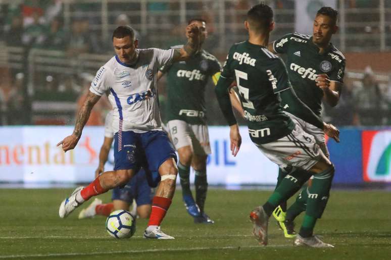 Vinícius arrisca chute pelo Bahia