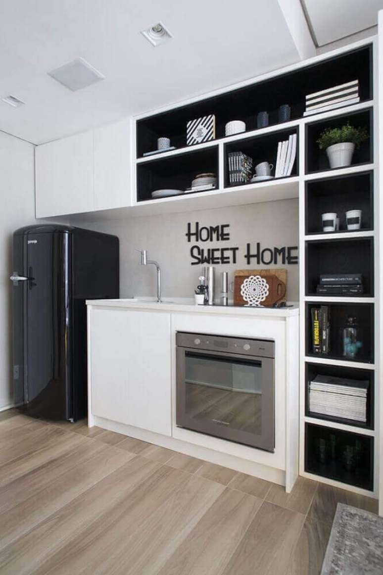 65. Decoração clean com nichos para cozinha revestidos de preto com armários brancos
