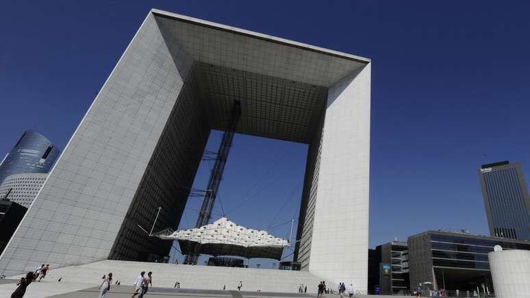 O Grande Arco de La Défense, em Paris, criado pelo arquiteto Johan Otto von Spreckleson, representa a ideia da quarta dimensão