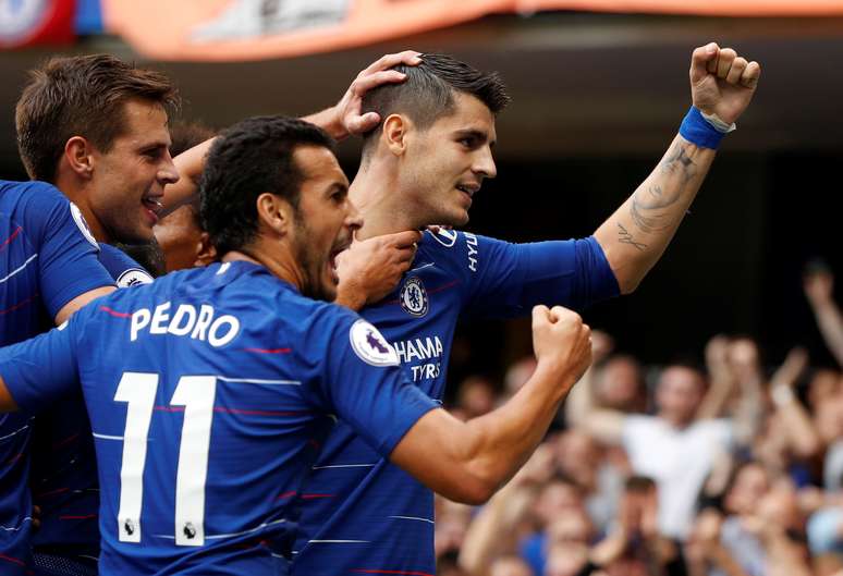 Morata festeja seu gol com torcida e companheiros