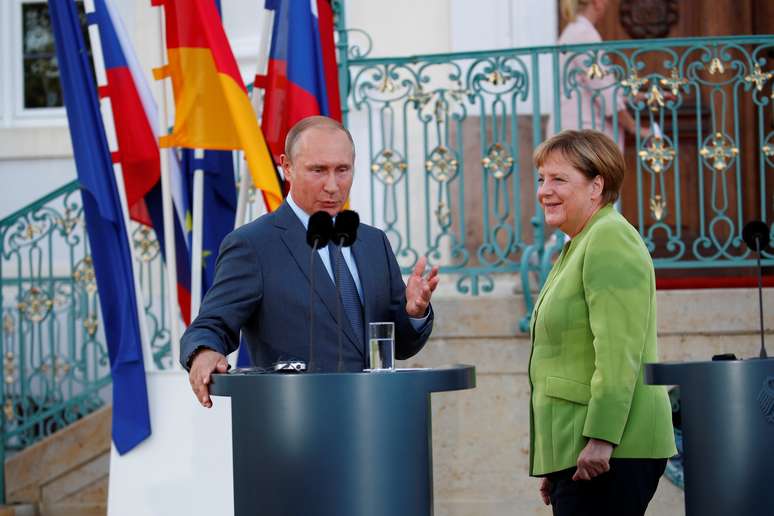 Putin e Merkel durante encontro em Gransee, na Alemanha, neste sábado, 18