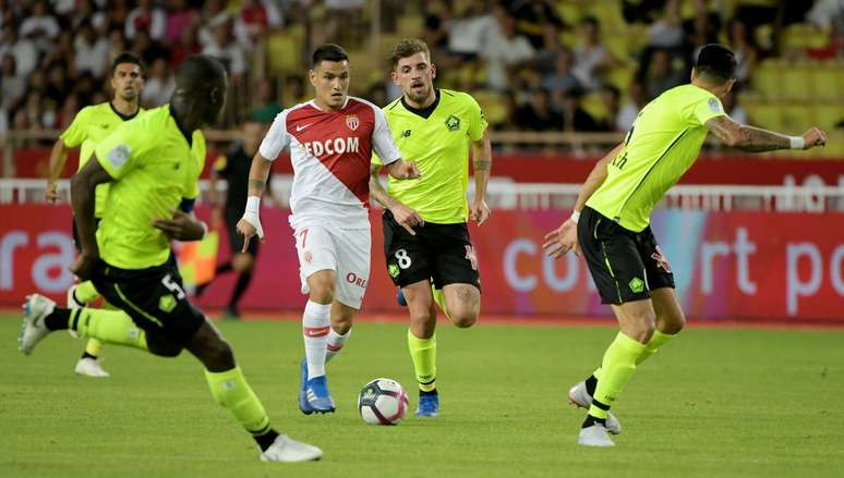 Rony Lopes carrega a bola durante Mônaco x Lille