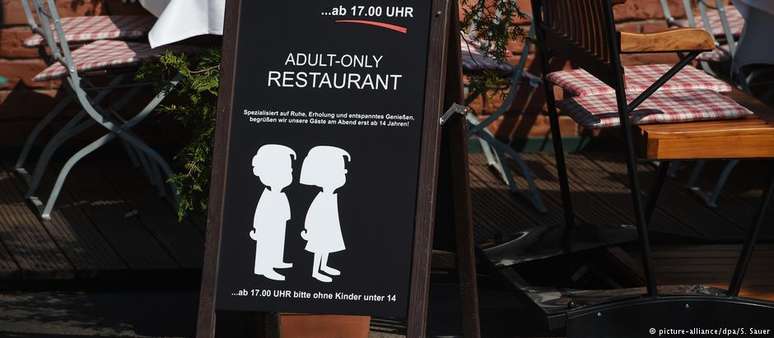 Placa diante do estabelecimento alerta em inglês: "restaurante só para adultos"