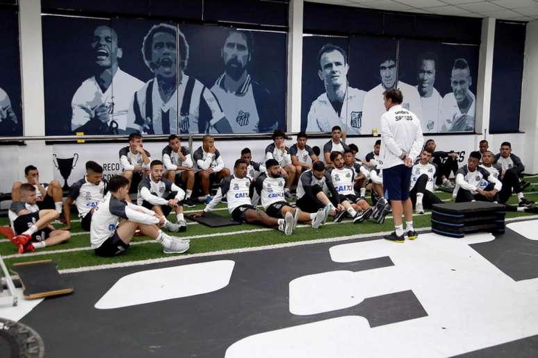 Na base da conversa: último treino antes do jogo foi na academia (Foto: Pedro Ernesto Guerra Azevedo/Santos)