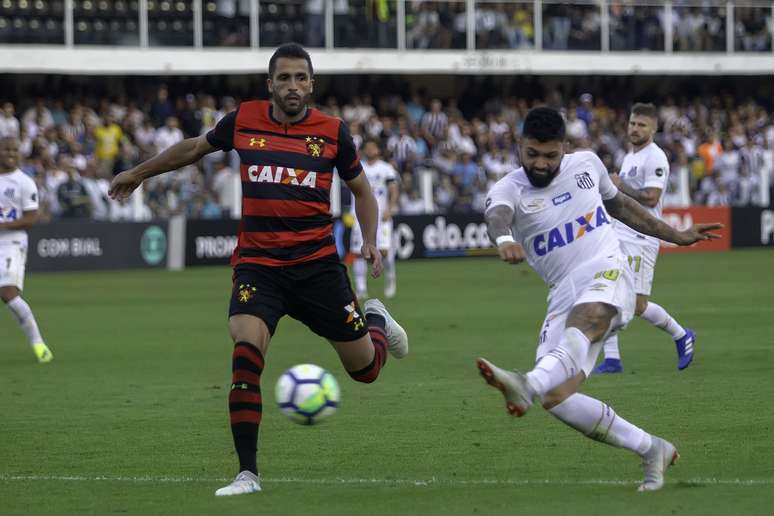 Gabriel tenta um chute durante duelo contra o Sport