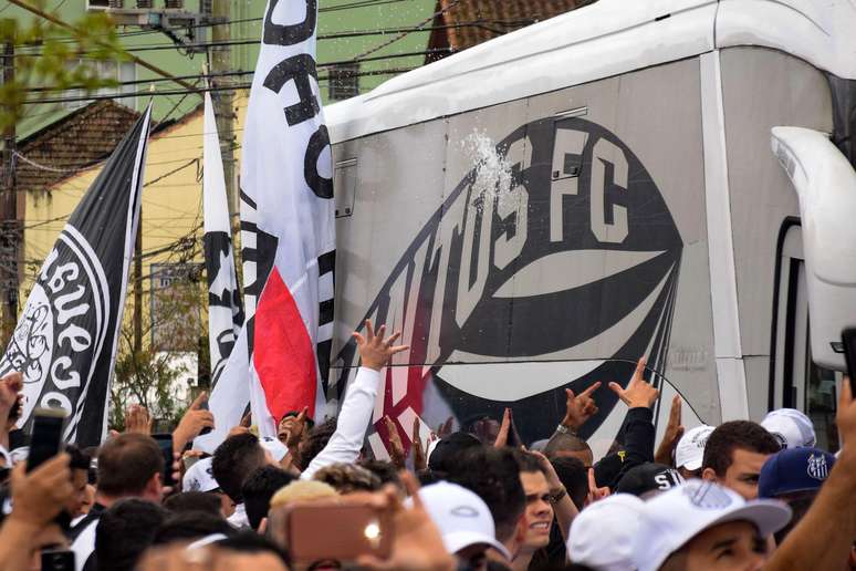 Torcedores jogam sal grosso no ônibus da delegação do Santos na chegada à Vila neste sábado (18)